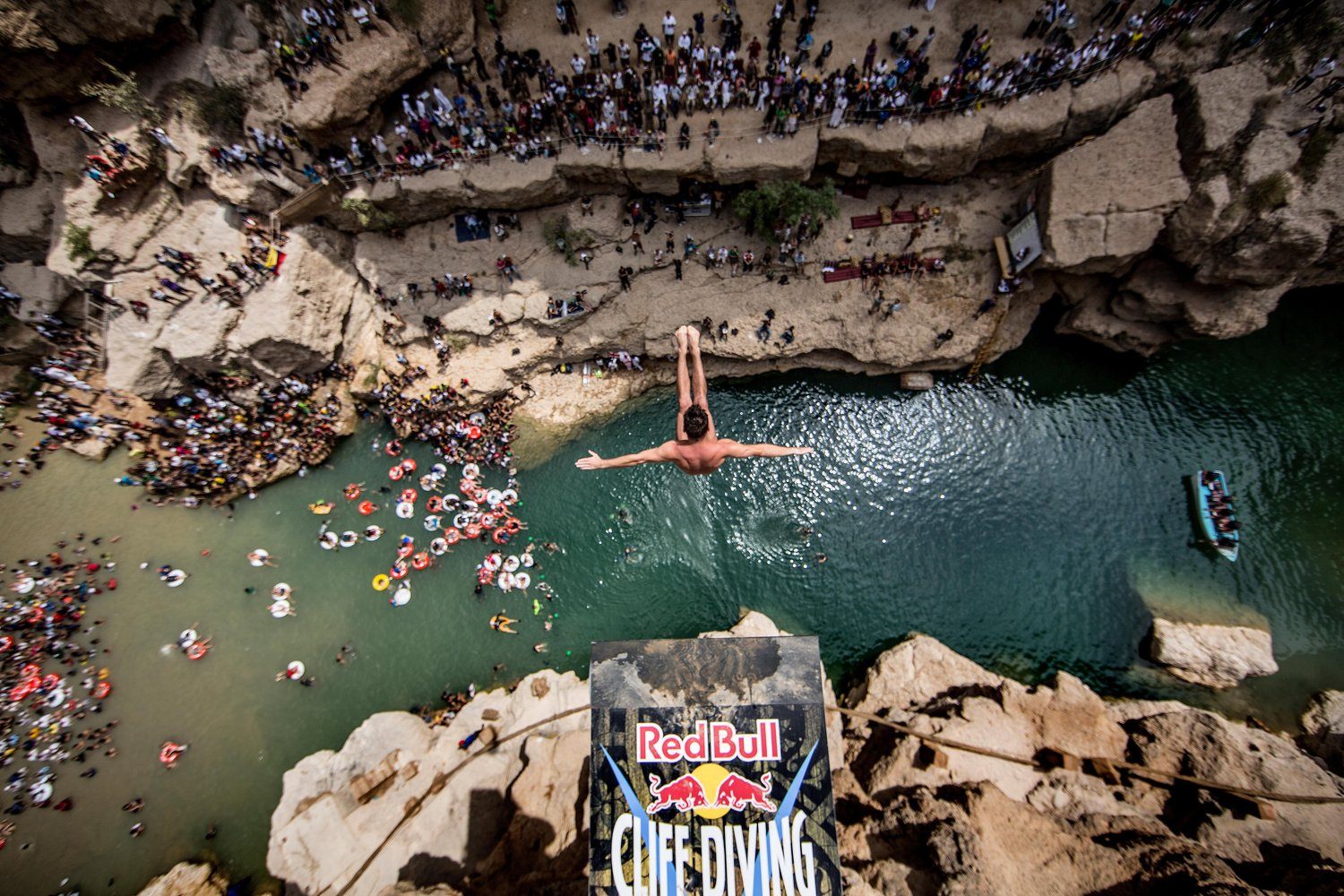 27. Посетите Чемпионат по дайвингу  Red Bull Cliff Diving