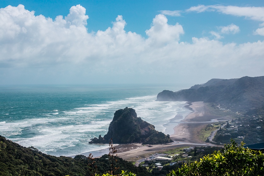 Посетите Piha Beach и Lion Rock